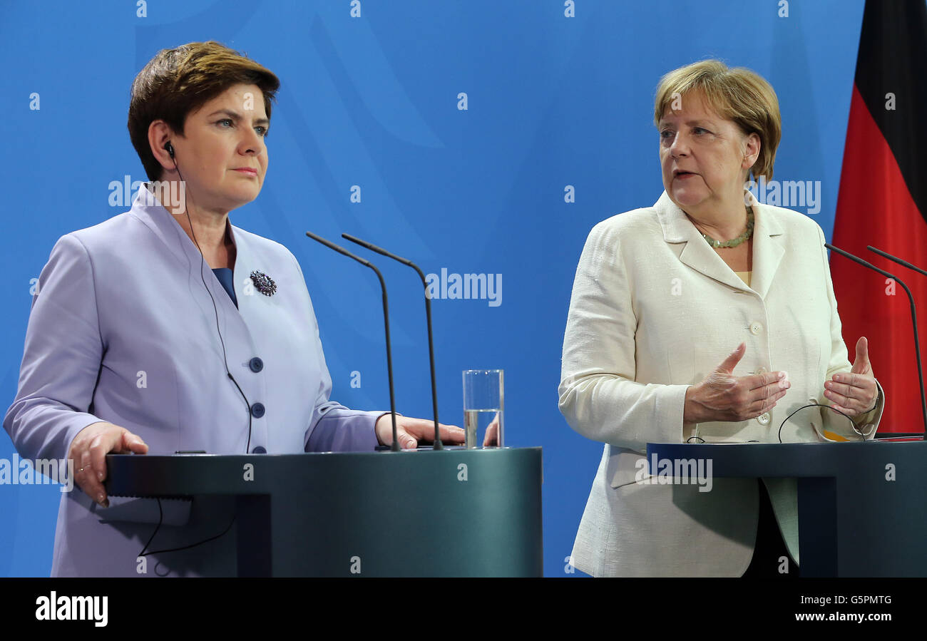 Berlin, Germany. 22nd June, 2016. German Chancellor Angela Merkel (R) and Polish Prime Minister Beata Szydlo (L) answer questions from journalists during a press conference in the Federal Chancellery in Berlin, Germany, 22 June 2016. The politicians met for German-Polish government consultations against the backdrop of tense relations and differing position on refugee policy and the NATO operations against Russia. Photo: WOLFGANG KUMM/dpa/Alamy Live News Stock Photo