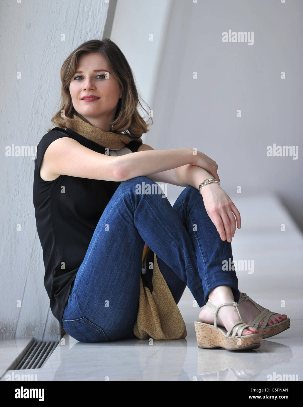 Berlin, Germany. 21st June, 2016. Georgian violinist Lisa Batiashvili poses after an interview with German news agency dpa in Berlin, Germany, 21 June 2016. Photo: PAUL ZINKEN/dpa/Alamy Live News Stock Photo