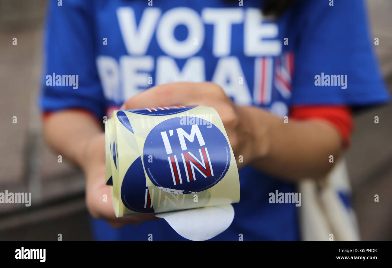 London, Britain. 23rd June, 2016. An activist of the 'Britain stronger in Europe' campaign distributes stickers that read 'I'm in' on the day of the EU referendum, in London, Britain, 23 June 2016. Britons are to vote on whether to remain in or leave the EU in a referendum on the same day. Photo: MICHAEL KAPPELER/dpa/Alamy Live News Stock Photo