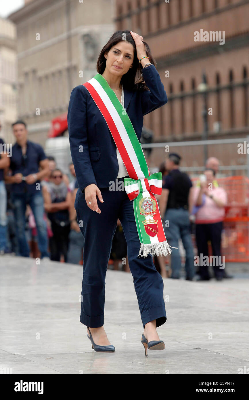 Rome, Italy. 23rd June 2016.Virginia Raggi. First official visits for the new elected Mayor of Rome. Tomb of the Unknown Soldier   Credit:  Insidefoto/Alamy Live News Stock Photo