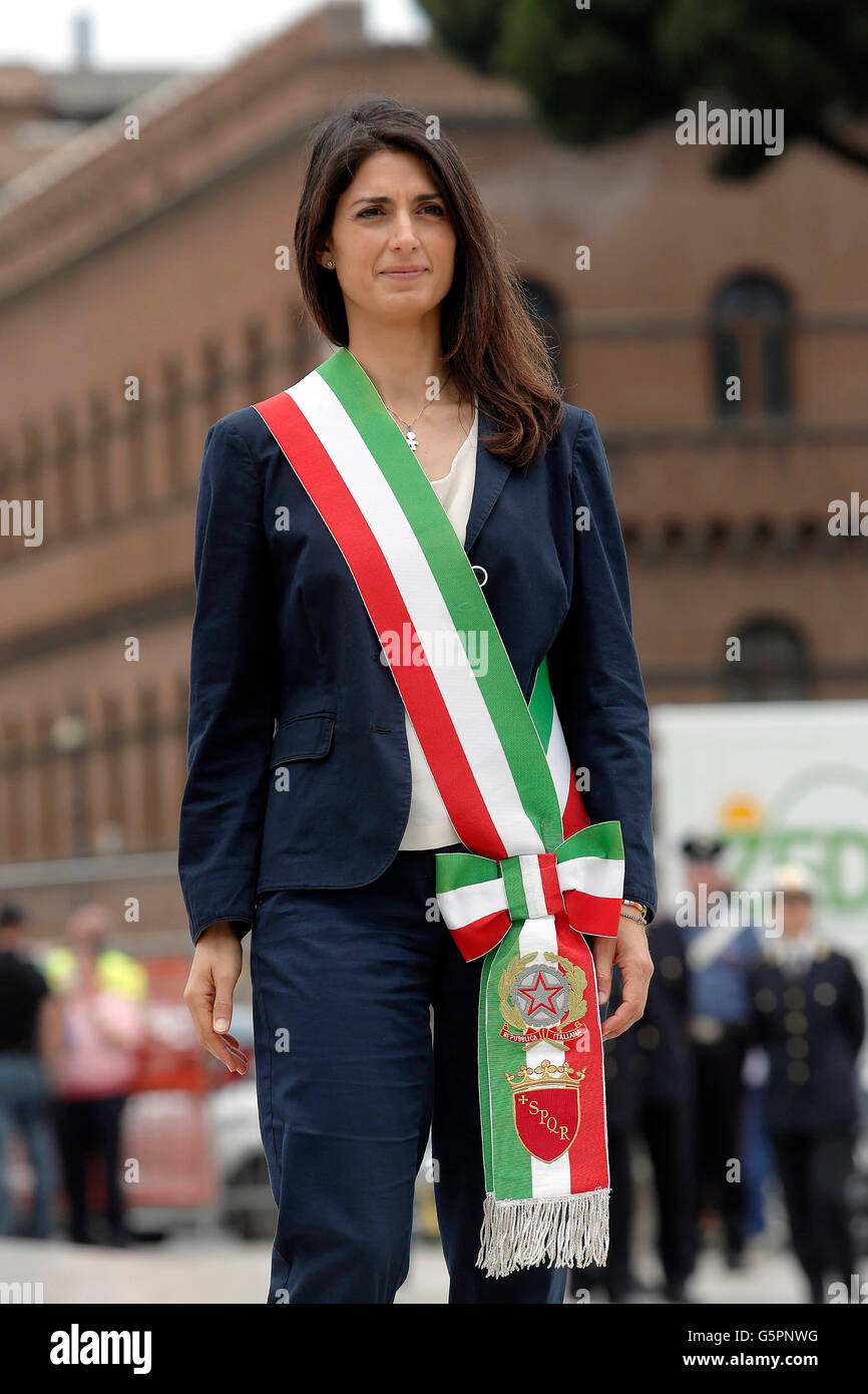 Rome, Italy. 23rd June 2016.Virginia Raggi. First official visits for the new elected Mayor of Rome. Tomb of the Unknown Soldier   Credit:  Insidefoto/Alamy Live News Stock Photo