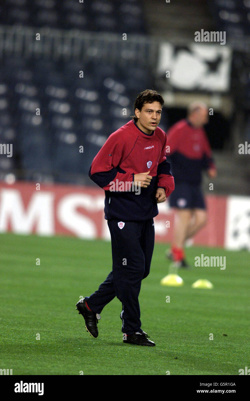 Liverpool's Jari Litmanen during training, prior to the Champions League  game against Barcelona at the Nou camp Stock Photo - Alamy