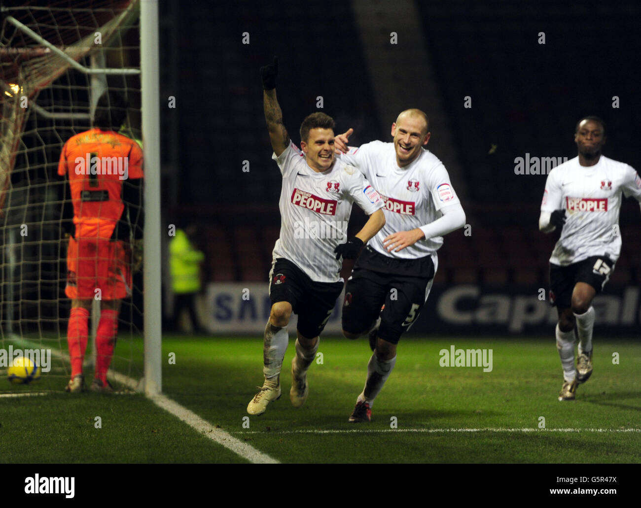 Soccer - FA Cup - Third Round - Replay - Leyton Orient v Hull City - Matchroom Stadium. Leyton Orient's Dean Cox (centre) celebrates scoring the equalizing goal Stock Photo