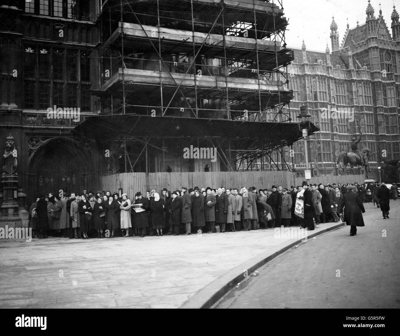 Crowds of people gathering at the St Stephen's entrance to pay homage to the coffin of King George VI lying in state at Westminster Hall, London. Stock Photo