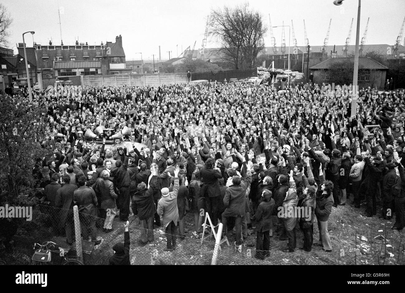 Show of hands as about 4,000 London dockers voted at a mass meeting, near the Royal Docks, to continue their strike. Stock Photo