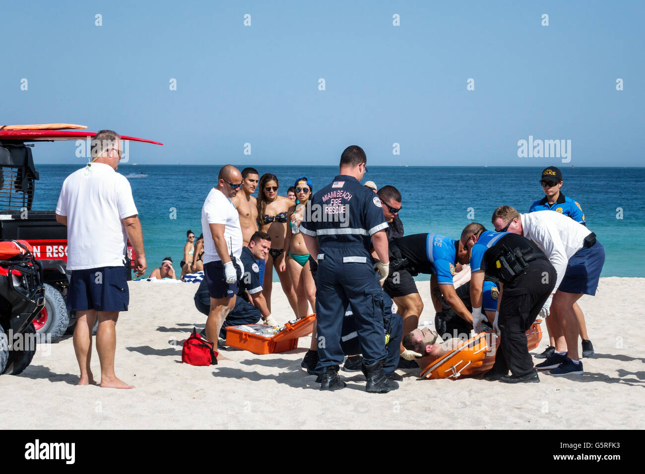 miami-beach-florida-atlantic-ocean-public-sand-ocean-rescue-police-department-paramedic-emt-emergency-medical-technician-paramedic-arrest-adult-adults-stock-photo-alamy