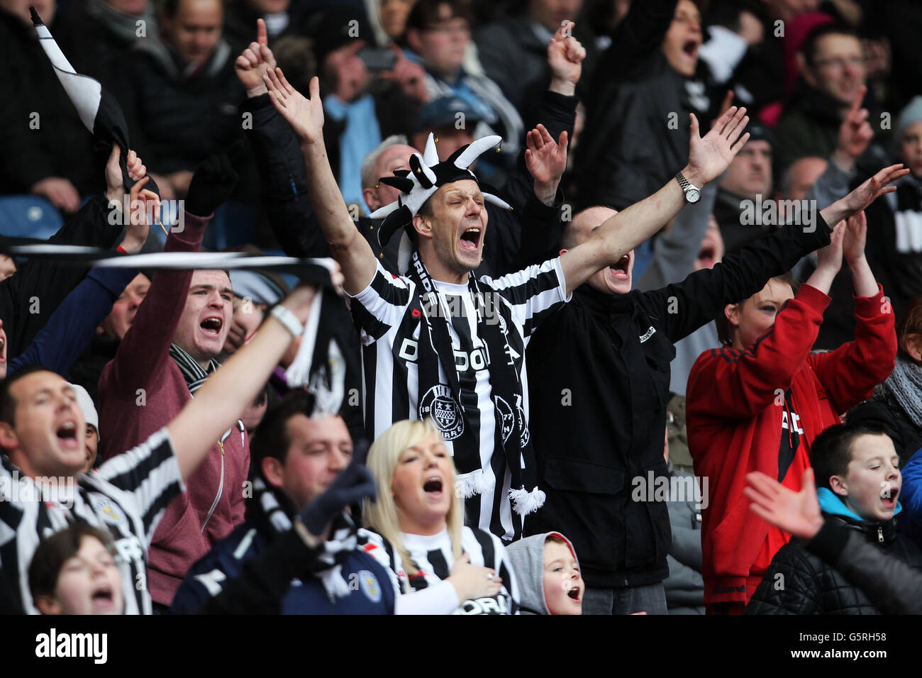 St mirren fans in the stands hi-res stock photography and images - Alamy