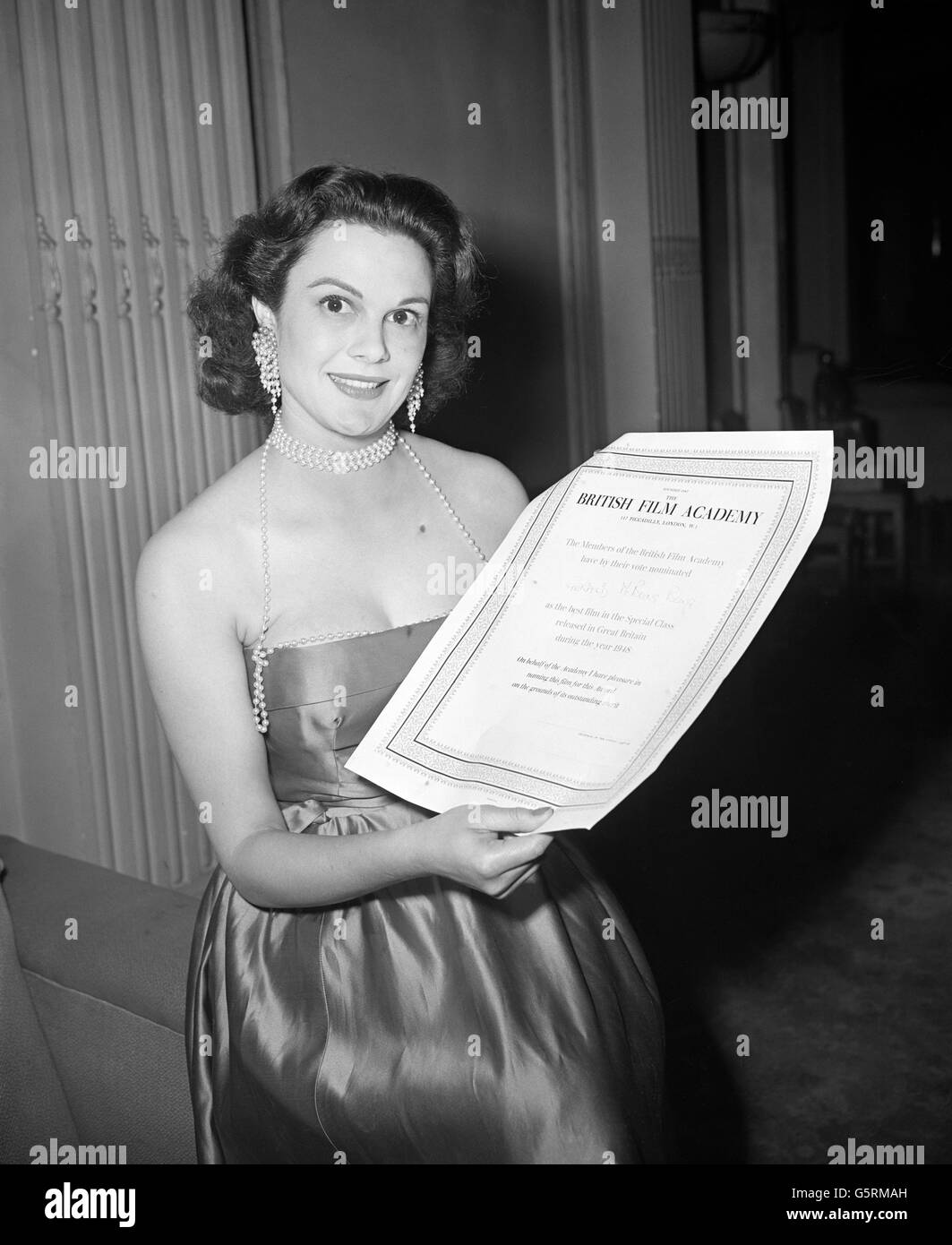 English actress Patricia Medina holds a British Film Academy award which was awarded to the 1948 short animation 'Gerald McBoing Boing' at the Premiere for the film 'Curtain Up'. Stock Photo