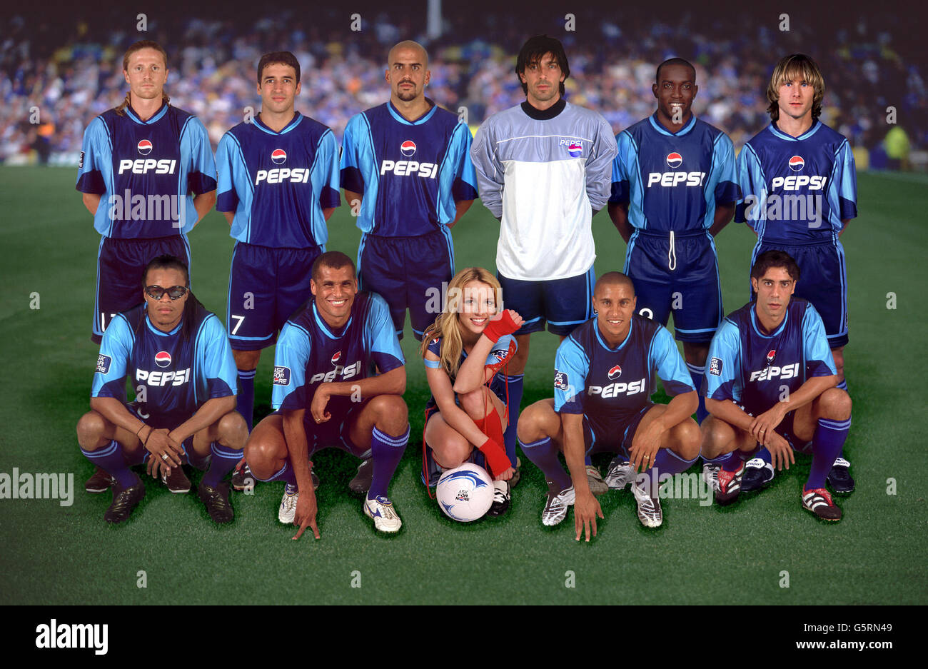 Computer-generated image of Britney Spears with the Pepsi All-Star line-up for Asia 2002. Back Row : L-R - Emmanuel Petit, Raul Gonzalez, Juan Veron, Gianluigi Buffon, Dwight Yorke, Pavel Nedved. * Front Row: L-R - Edgar Davids, Rivaldo,Britney Spears, Roberto Carlos, Rui Costa. Stock Photo