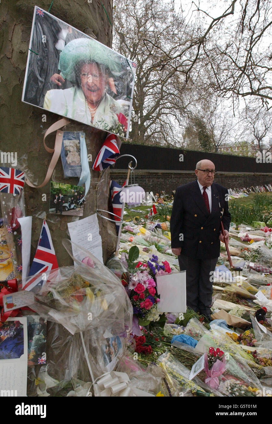 royal-death-tributes-flowers-photographs-qmdeath-hi-res-stock