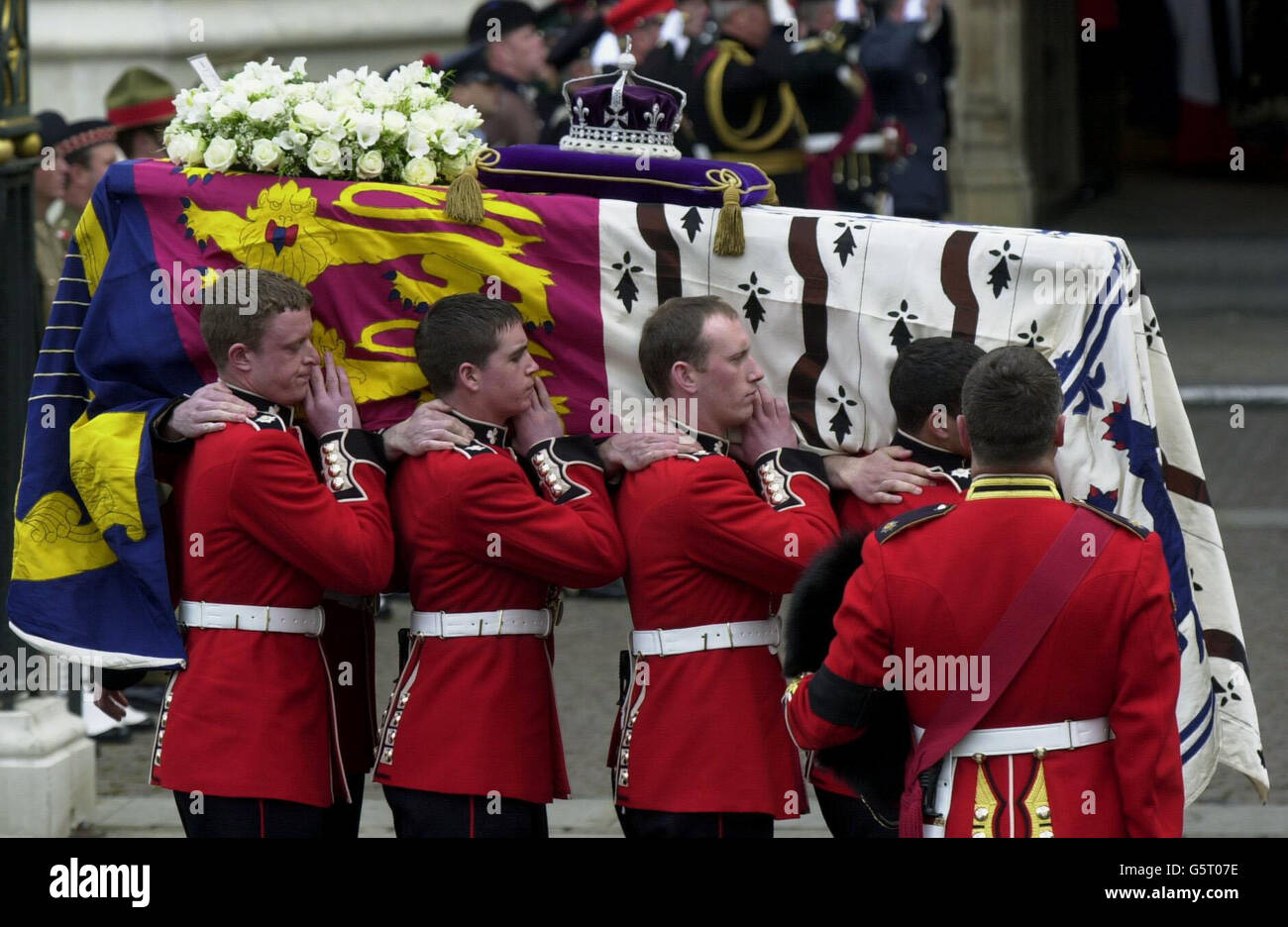 The coffin is taken off the gun carriage as it arrives at Westminster Abbey, Westminster, London, for the funeral of Queen Elizabeth the Queen Mother. Stock Photo