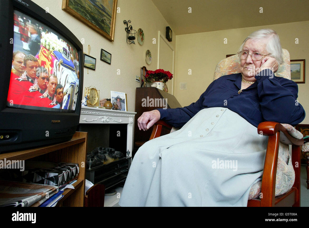 Queen mother funeral media hi-res stock photography and images - Alamy