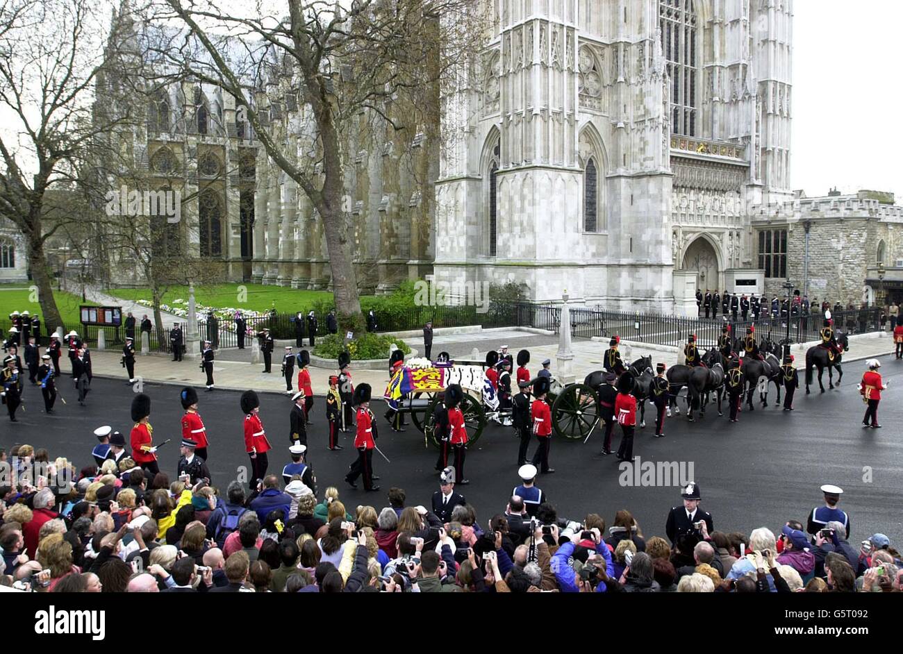 The procession carrying the coffin of Queen Elizabeth, the Queen Mother, en route at Westminster Abbey, after travelling from Westminster Hall. After the service, the Queen Mother's coffin will be taken to St George's Chapel in Windsor. * ... where she will be laid to rest next to her husband, King George VI. Stock Photo