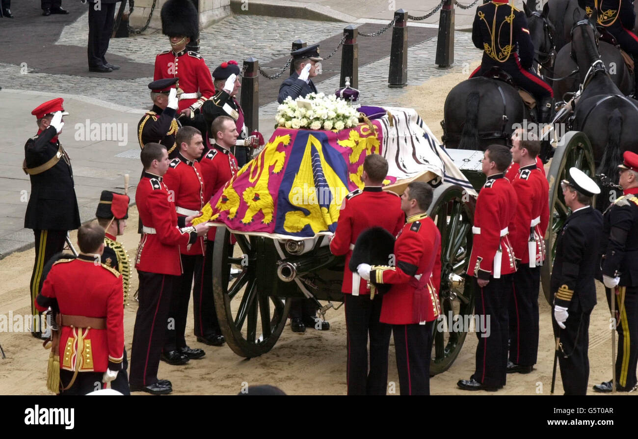 Queen Mother funeral Stock Photo - Alamy