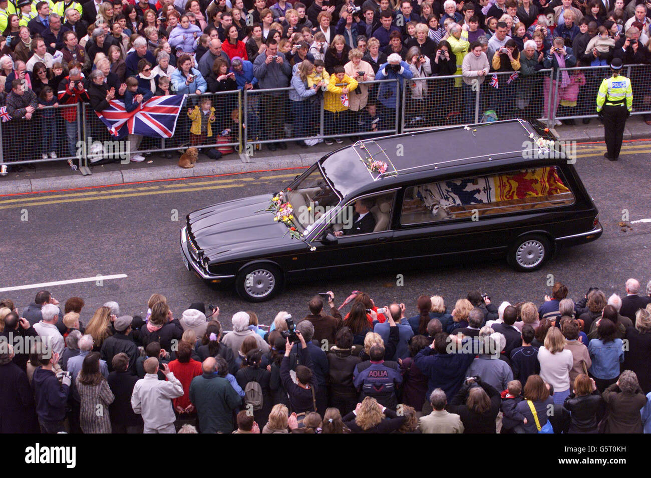 The coffin of Queen Elizabeth the Queen Mother arrives at Windsor Castle, following her funeral service at Westminster Abbey. The Queen Mother will be laid to rest next to her husband George VI in St George's Chapel Stock Photo