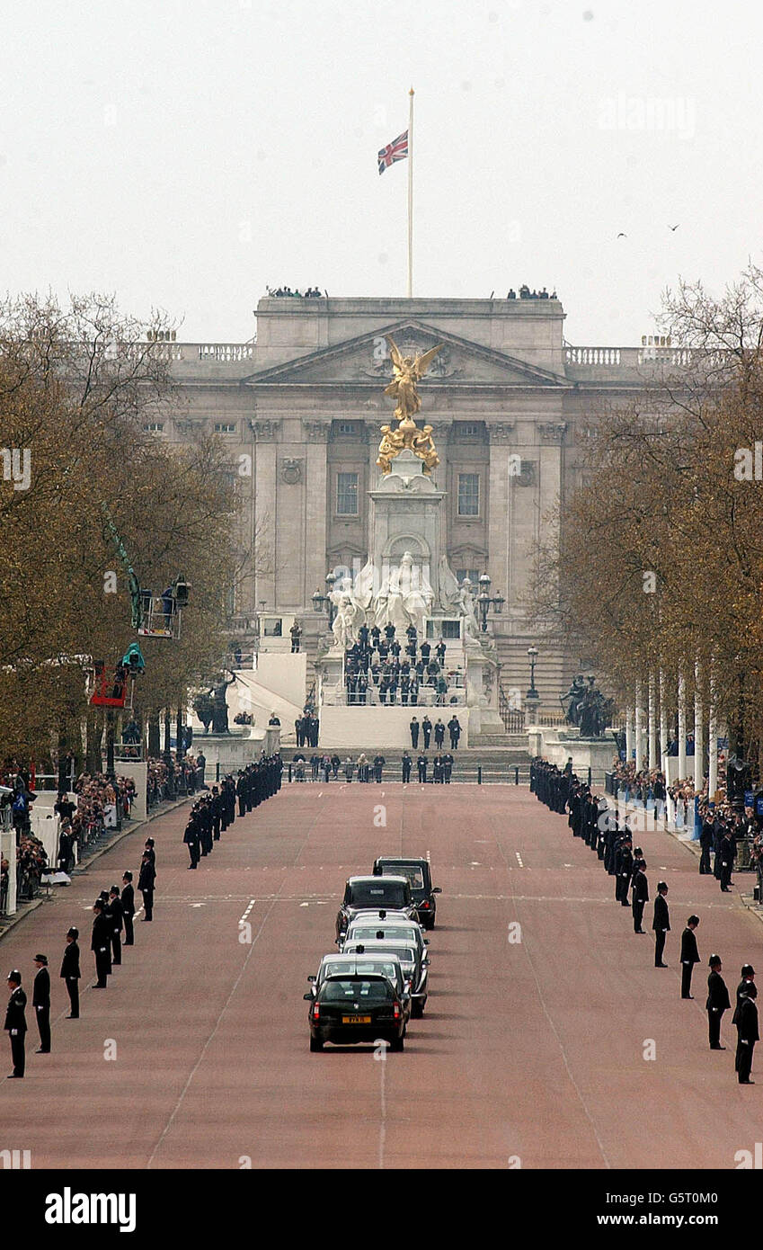Queen Mother Funeral / Cortege Stock Photo - Alamy