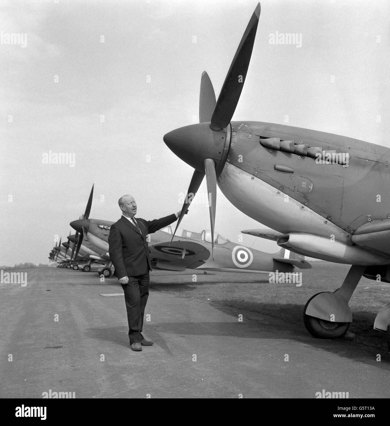 Flight Lieutenant James (Ginger) Lacey, one of the 'few' beside a Spitfire at RAF Henlow, Bedforshire, for the filming of the Battle of Britain. Stock Photo