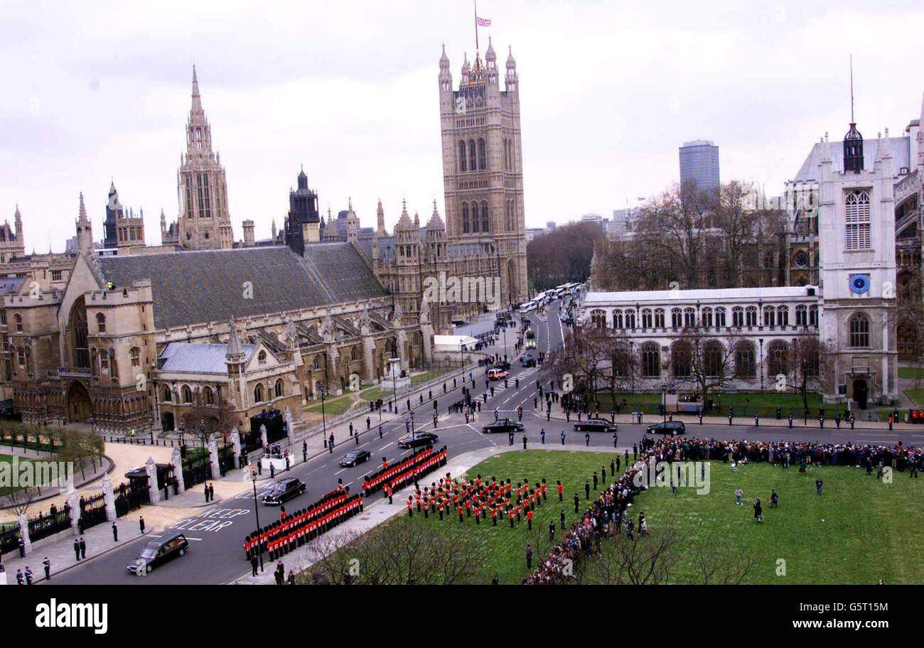 The coffin of Queen Elizabeth, the Queen Mother is carried through Parliament Square, London, before being taken to Westminister Abbey for her Funeral. Stock Photo