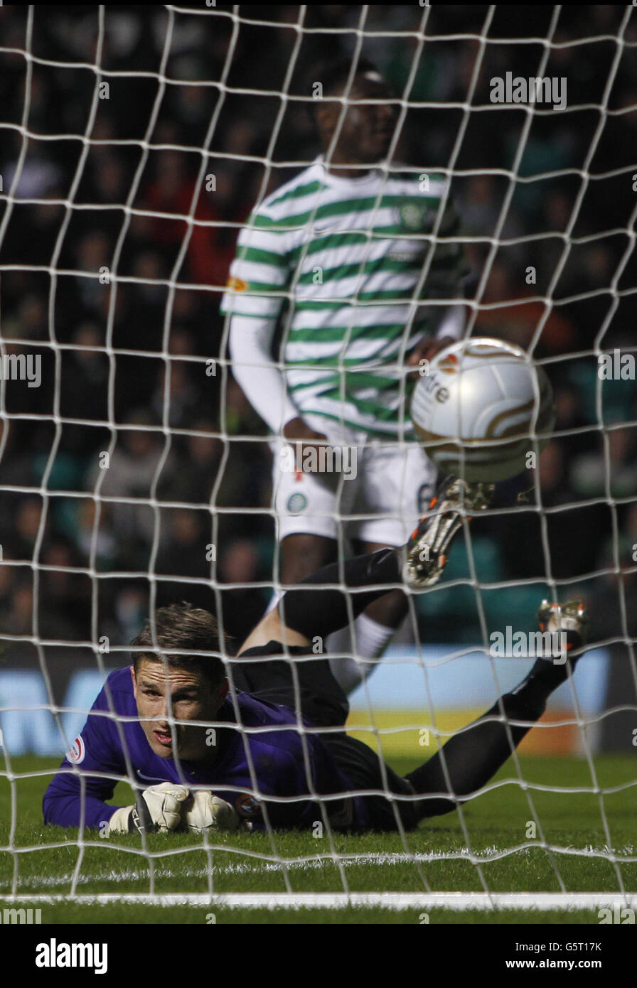 Dundee United's Radoslaw Cierzniak (bottom) looks on as Celtic's Victor Wanyama scores during the Clydesdale Bank Scottish Premier League match at Celtic Park, Glasgow. Stock Photo