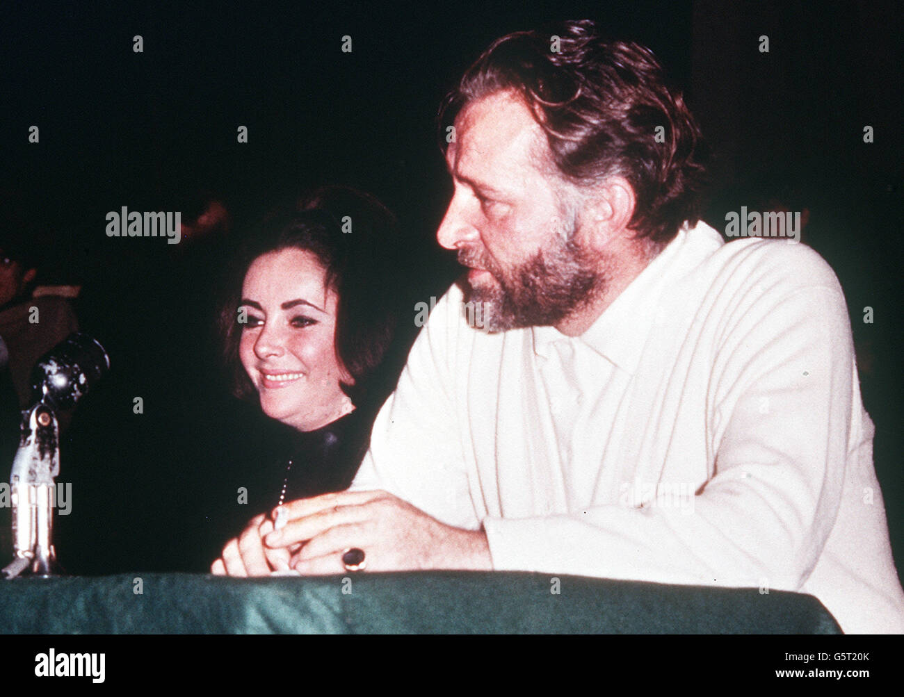 Elizabeth Taylor and husband Richard Burton at a press conferance in Oxford in connection with the university production of Dr Faustus. Stock Photo