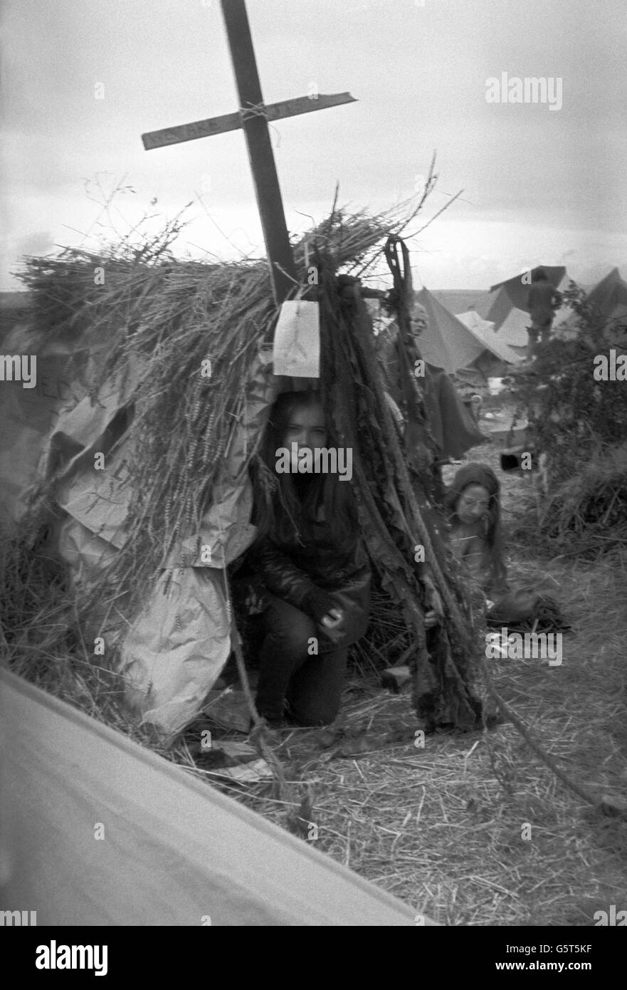 Jo Boyden, 18, of Dorset, with her hut built from paper sacks, straw and odd timber at the Isle of Wight Festival starring the American Bob Dylan. Stock Photo