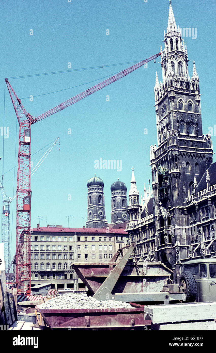 Der Münchner Marienplatz während der Umbauzeit für die Olympischen Spiele. The Munich Marienplatz under construction in 1968 Stock Photo