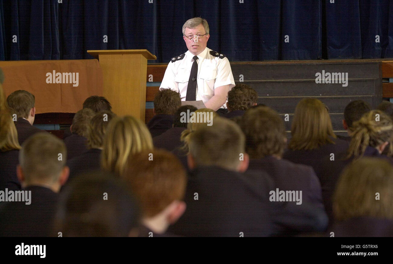 Inspector Dave Hollingsworth talks to pupils at an assembly at Heathside School in Weybridge, Surrey, for information about the missing school girl Amanda Dowler. Amanda, 13, known to her friends as Milly, disappeared after school six weeks and a day ago. *... while walking to her family's home in Walton-on-Thames, Surrey. Stock Photo