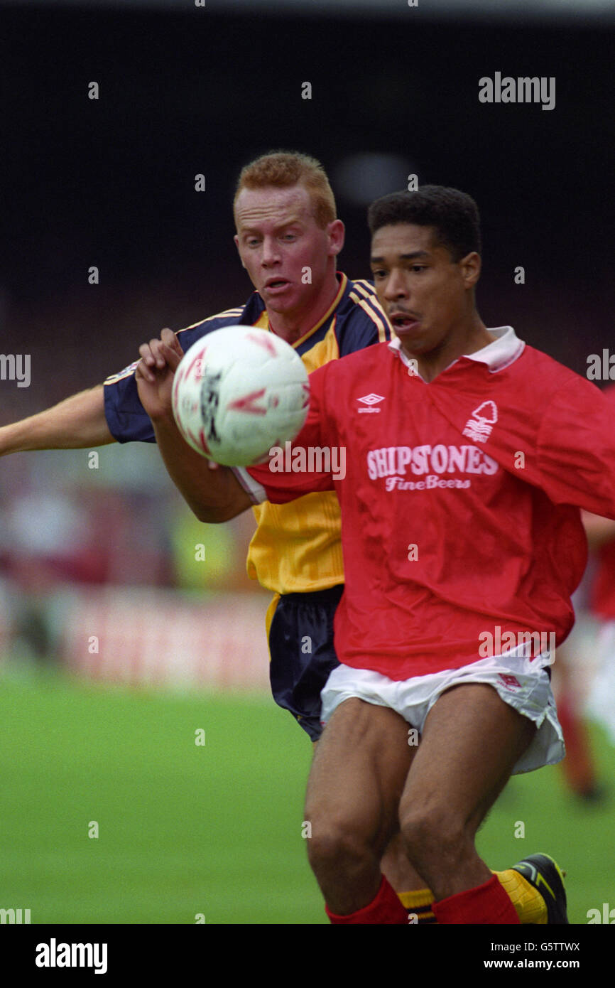 Soccer - Barclays League Division One - Nottingham Forest v Arsenal - City Ground. Nottingham Forest's Des Walker holds off Arsenal's Perry Groves Stock Photo