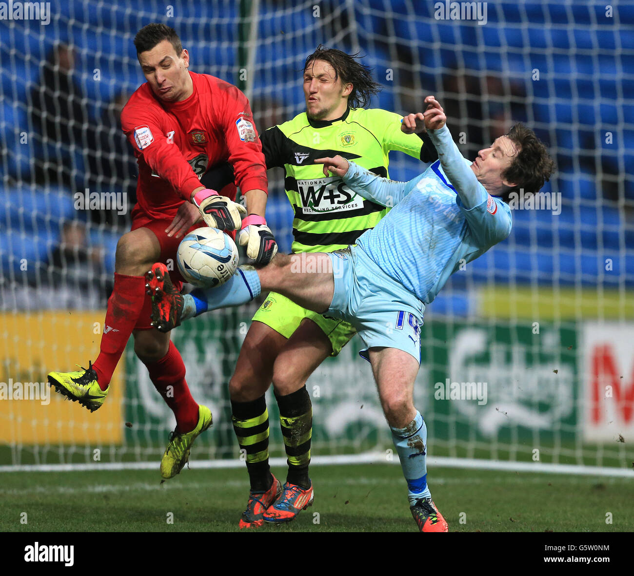 Soccer - npower Football League One - Coventry City v Yeovil Town - Ricoh Arena. Coventry City's Stephen Elliott and Yeovil Town's goalkeeper Marek Stech (left) and Luke Ayling (centre) Stock Photo