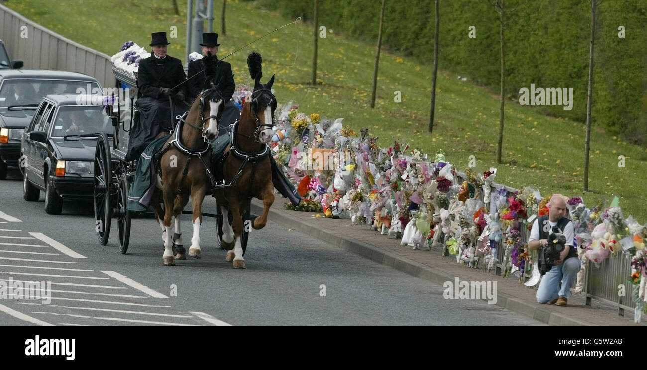 The coffin of 6 year old Leonie Rose Shaw passes the spot on the A688 where she was killed by a hit and run driver in Bishop Auckland, County Durham last Saturday Night. Stock Photo