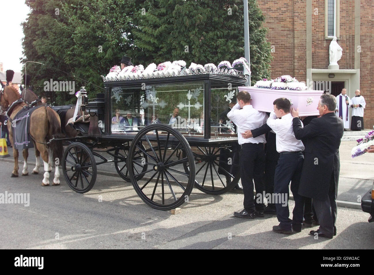 The coffin of 6 year old Leonie Rose Shaw arrives for the funeral service at St Mary's RC Church in Bishop Auckland, County Durham, after she was killed by a hit and run driver on A688 in Bishop Auckland, last Saturday night. Stock Photo