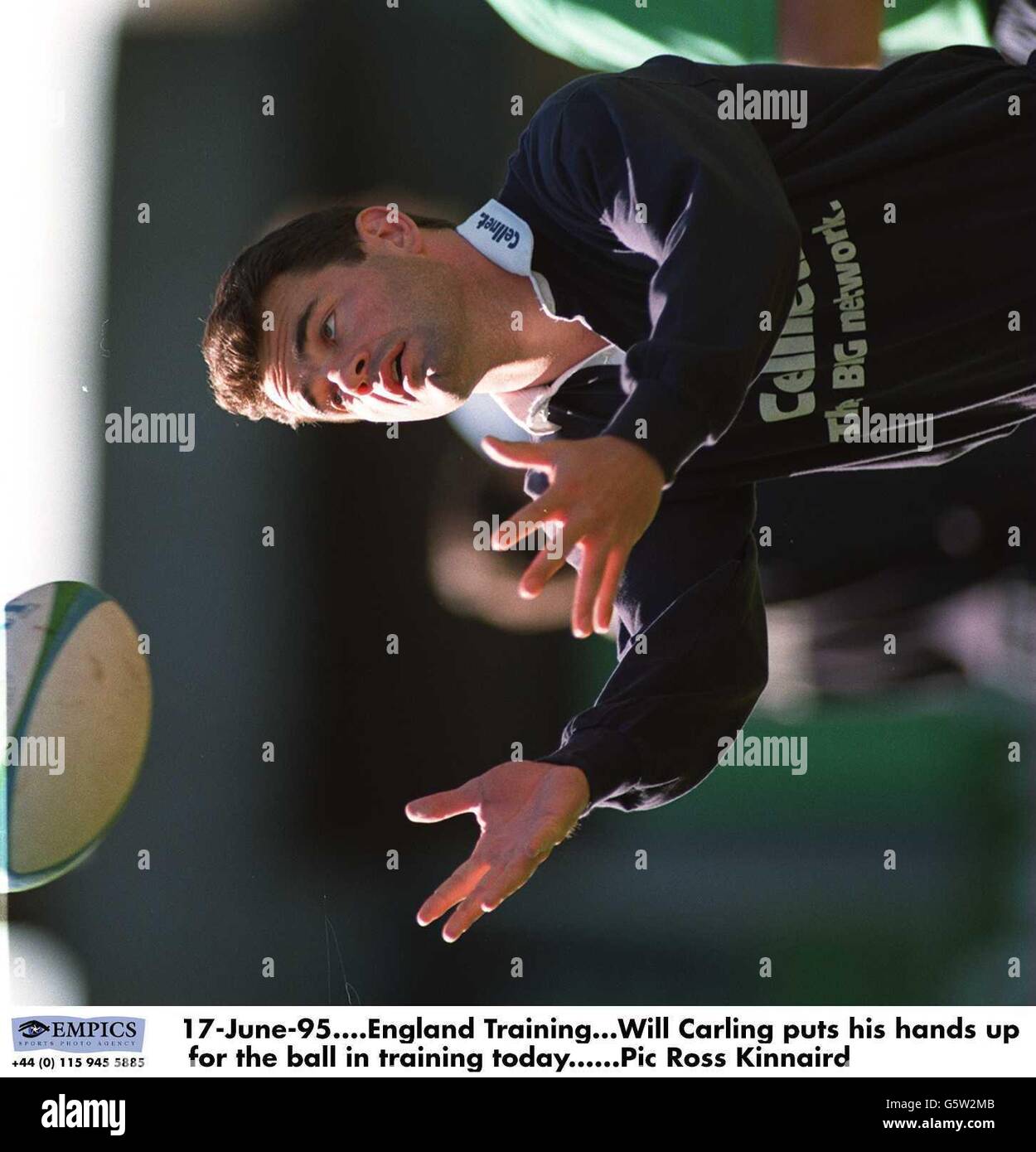 Rugby Union World Cup 1995 -England. Will Carling puts his hands up for the ball in training todayr. Stock Photo