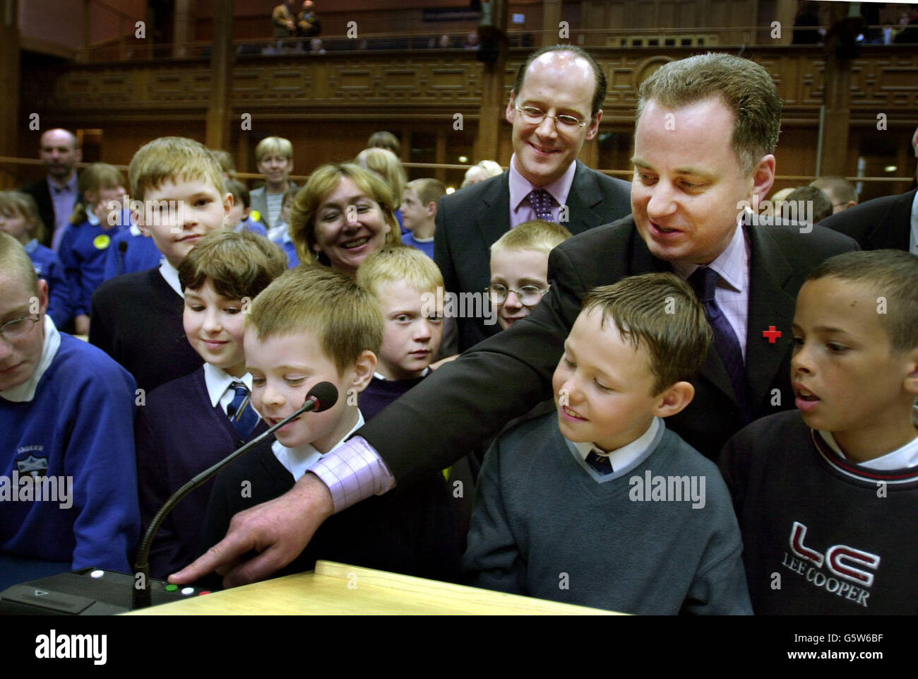 First minister, Jack McConnell (r) and Scottish National party leader, John Swinney show, school children from Cooper-Angus school,Tayside and Ardeer school North Ayrshire how to vote in the Scottish parliament in Edinburgh during their tour which was to mark Europe day. Stock Photo