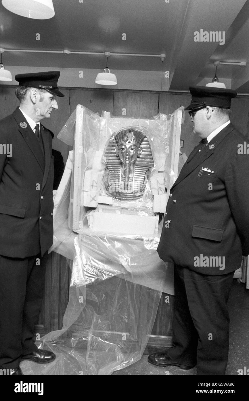 Security guards flank the solid gold death mask of Egyptian Pharaoh Tutankhamun at the British Museum, where it is on loan from Cairo Museum. Stock Photo