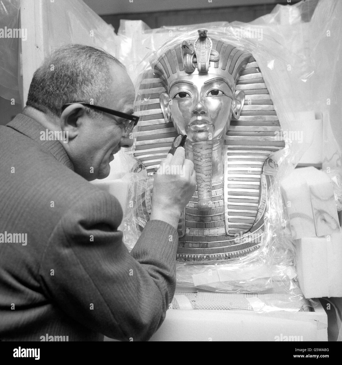 History - Dr Zakai Iskander visits the Tutankhamun exhibition - British Museum - London Stock Photo