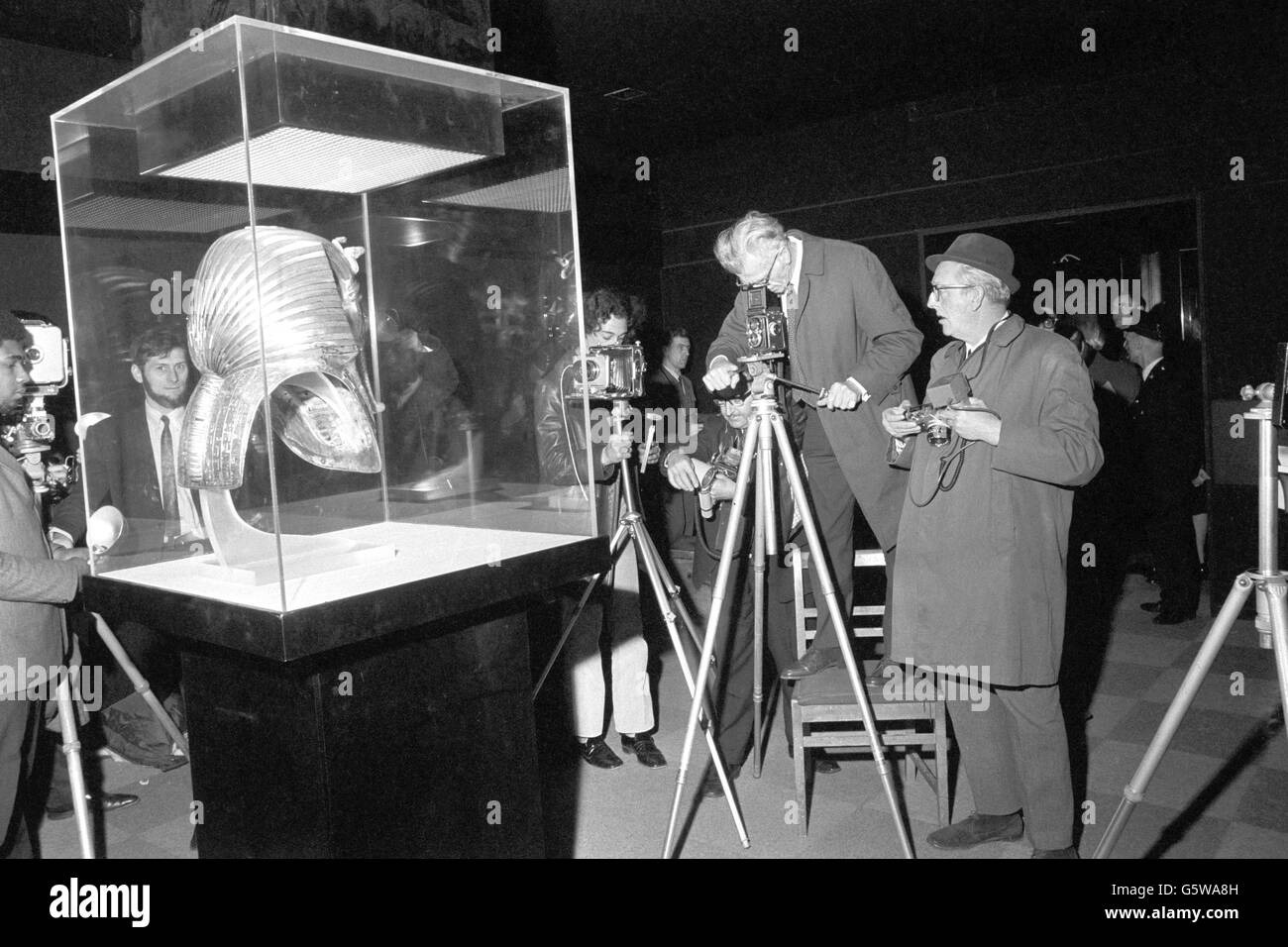 History - Tutankhamun Exhibition - British Museum, London. Photographers gather round the solid gold death mask of Egyptian Pharaoh Tutankhamun at the British Museum. Stock Photo