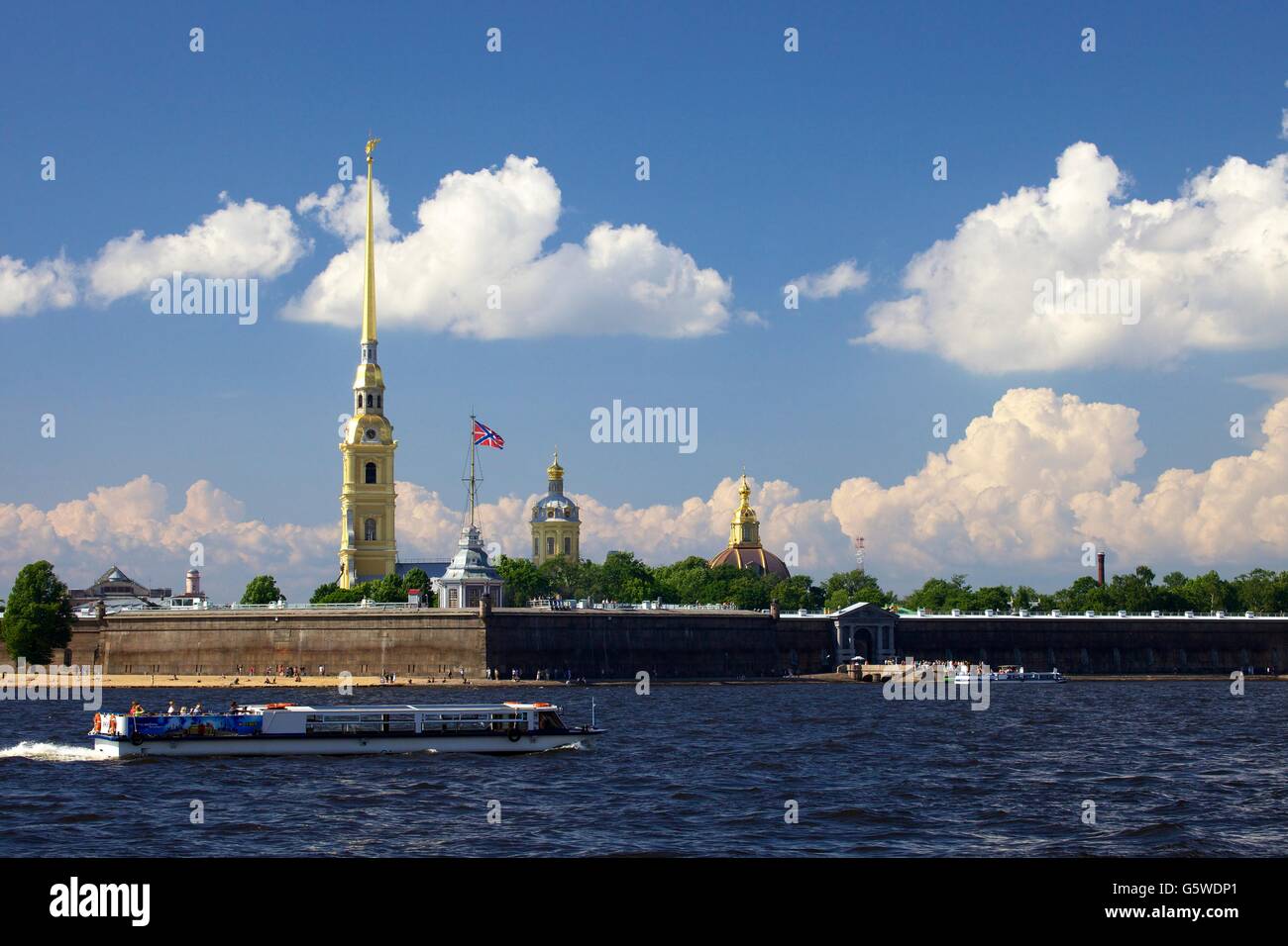 Tourist boat on the Neva River in front of Peter and Paul Fortress and Saint Peter and Saint Paul Cathedral, Saint Petersburg Stock Photo
