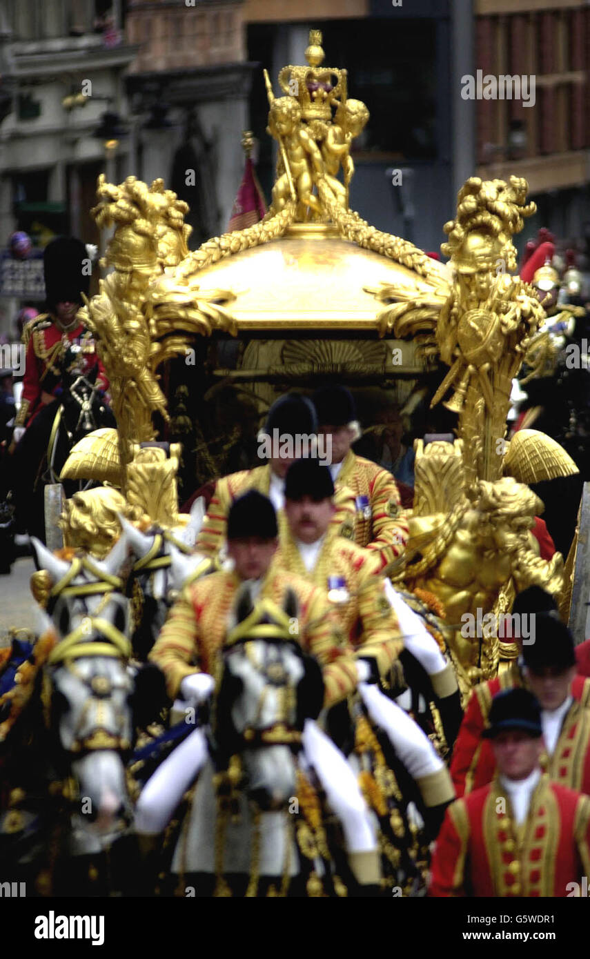 The Queen arrives in a golden carriage at the Golden Jubilee Service of