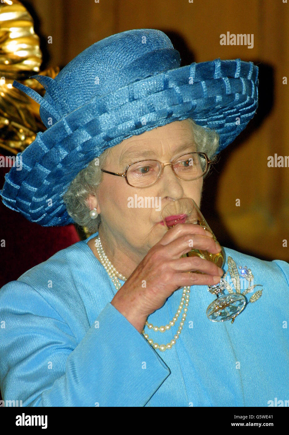 HRH the Queen raises her glass for a toast during a visiting the Guild hall in London where she will have lunch and make a speach along with the Lord Mayor and the Prime Minister Tony Blair as a continuing part of the the Queen's Golden jubilee celebrations. Stock Photo