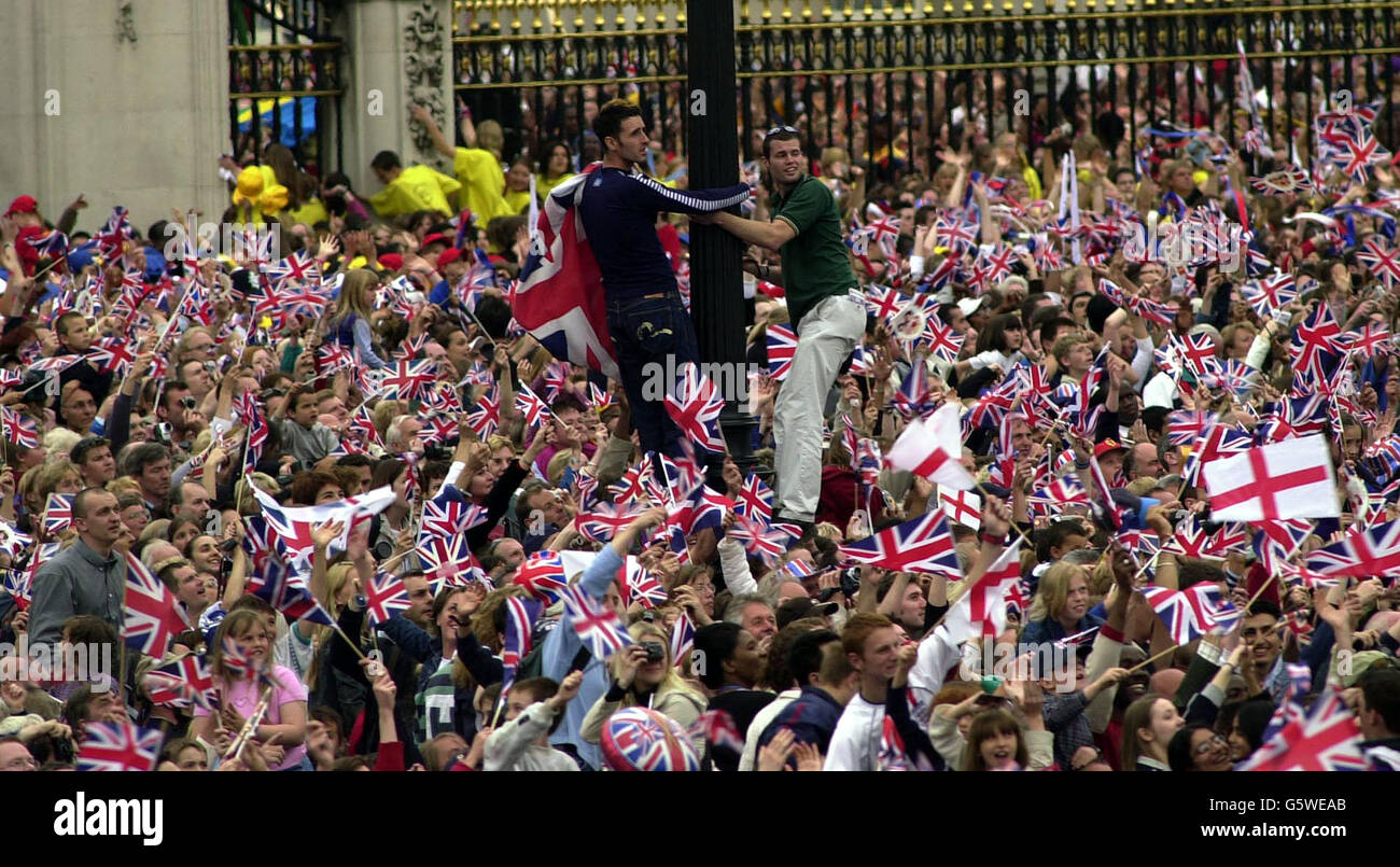 The crowds watch the fly past outside Buckingham Palace, during the Golden Jubilee celebrations. Stock Photo