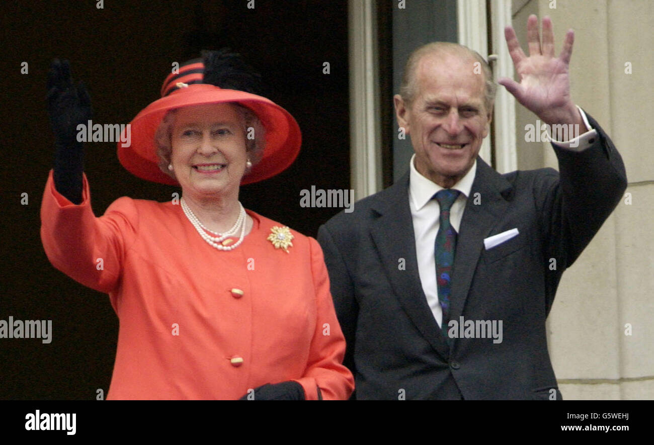 Queen Elizabeth II and the Duke of Edinburgh wave to crowds from Buckingham Palace balcony at the end of the days Jubilee celelbrations. * 25/06/02 The Queen and Duke of Edinburgh were continuing their Golden Jubilee tour by visiting west London. She was releasing 500 balloons just after 11am to unveil a new statue in Uxbridge High Street. Stock Photo