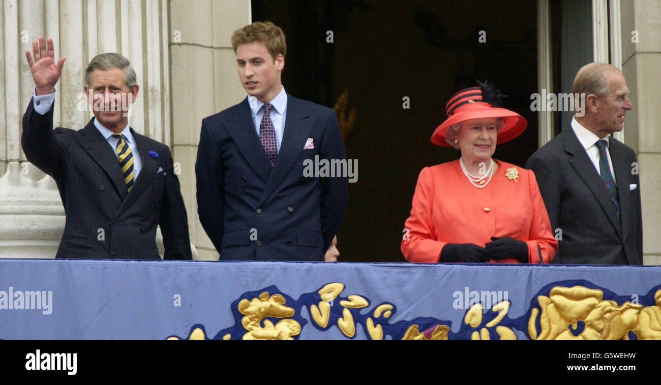 Queen elizabeth ii waving balcony hi-res stock photography and images ...