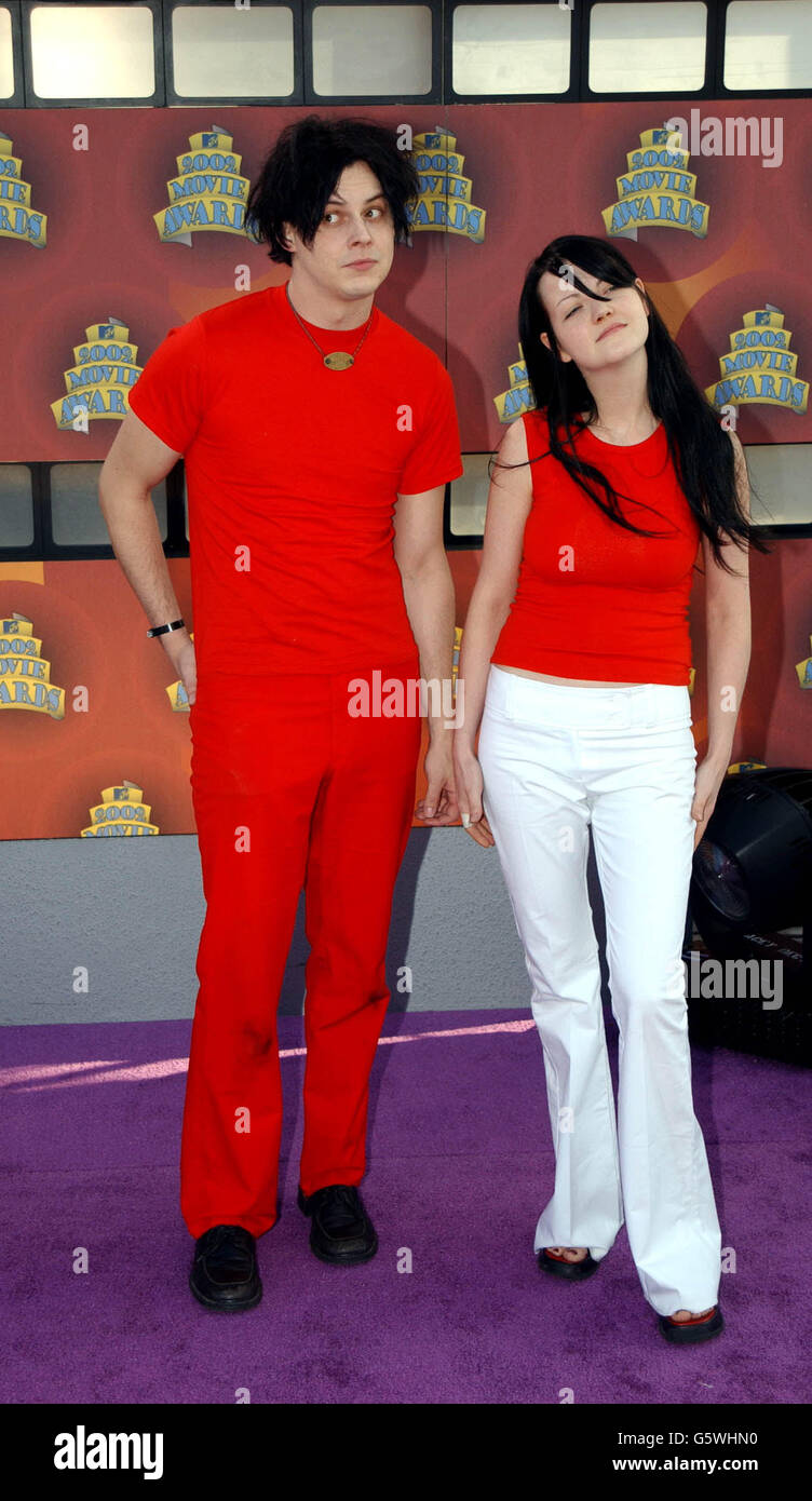 The White Stripes, Jack and Meg White, arrive for the 2002 MTV Movie Awards at Shrine Auditorium, Los Angeles. Stock Photo