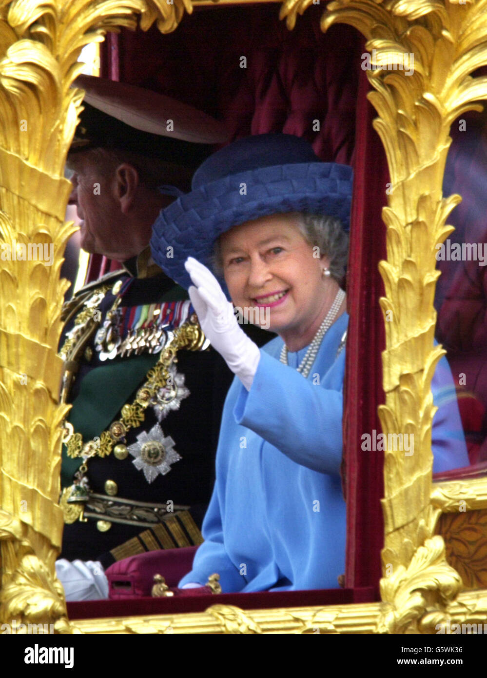 Queen elizabeth ii smiling and waving hi-res stock photography and ...