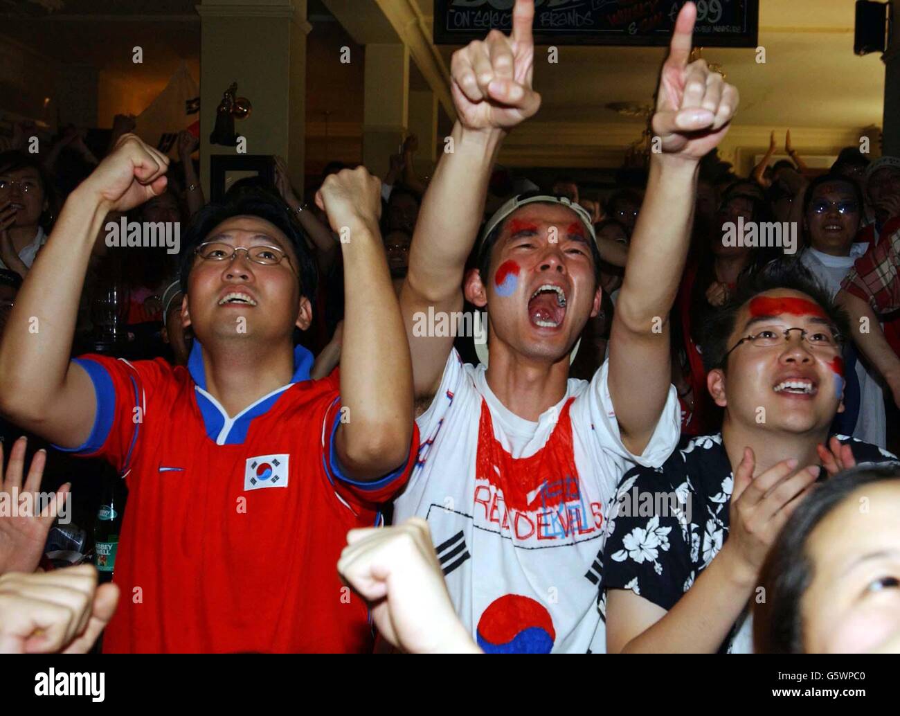 South korean fans at the fountain pub in new malden hires stock