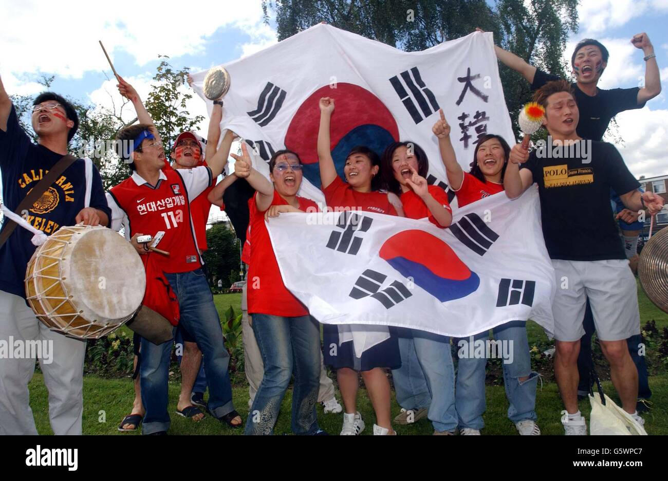 South korean fans at the fountain pub in new malden hires stock