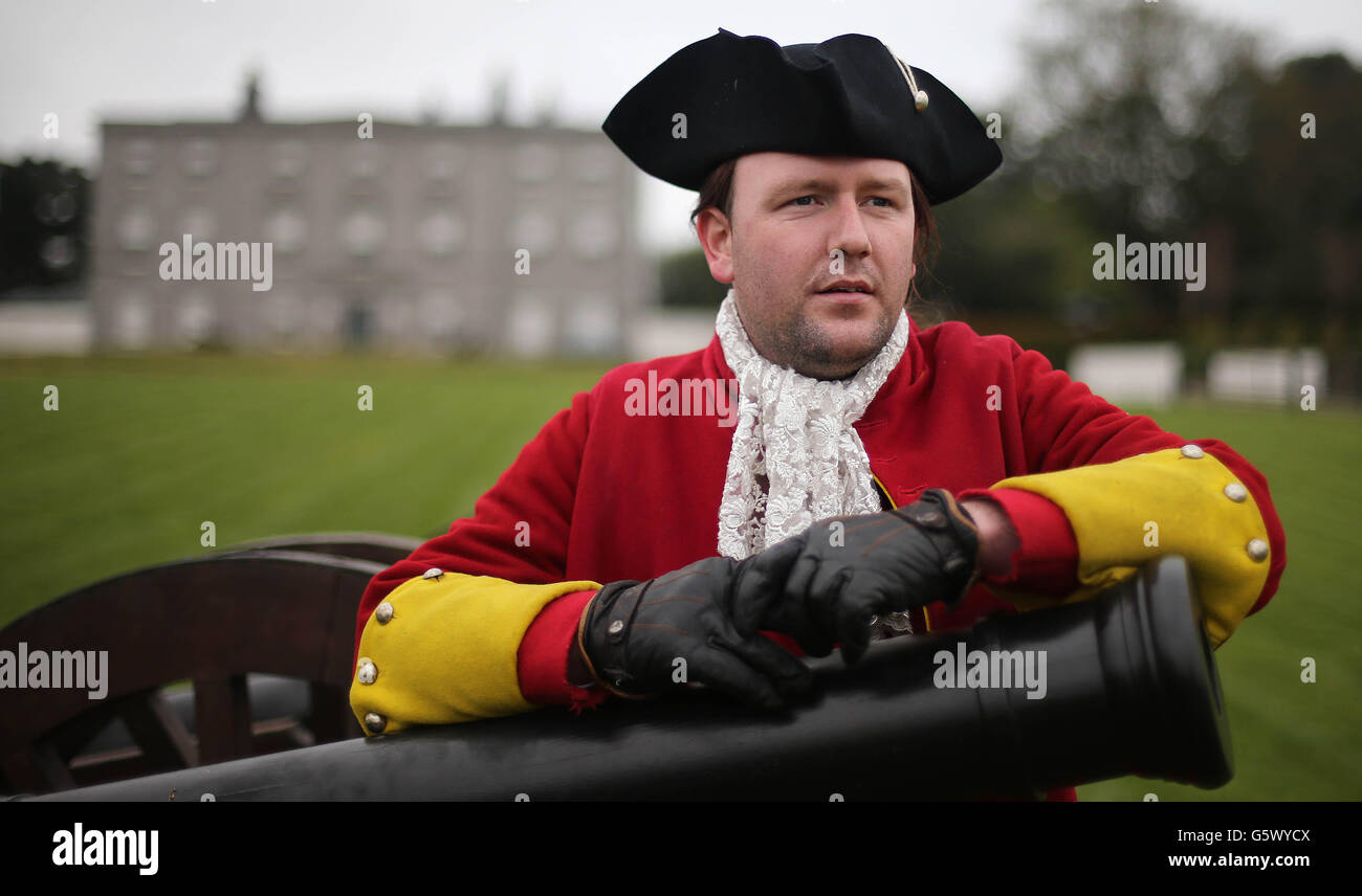 Reenactor David Mulreany poses beside a canon at site the 1690 Battle of The Boyne near Droghed. The photocall was part of the launch of The Boyne Valley Drive, 225 kilometers in length and taking in 22 historic sites along the way, is a collaborative project between Failte Ireland and the local authorities in Meath and Louth which seeks to revitalise the region and promote it as a must-visit destination for overseas tourists. Stock Photo