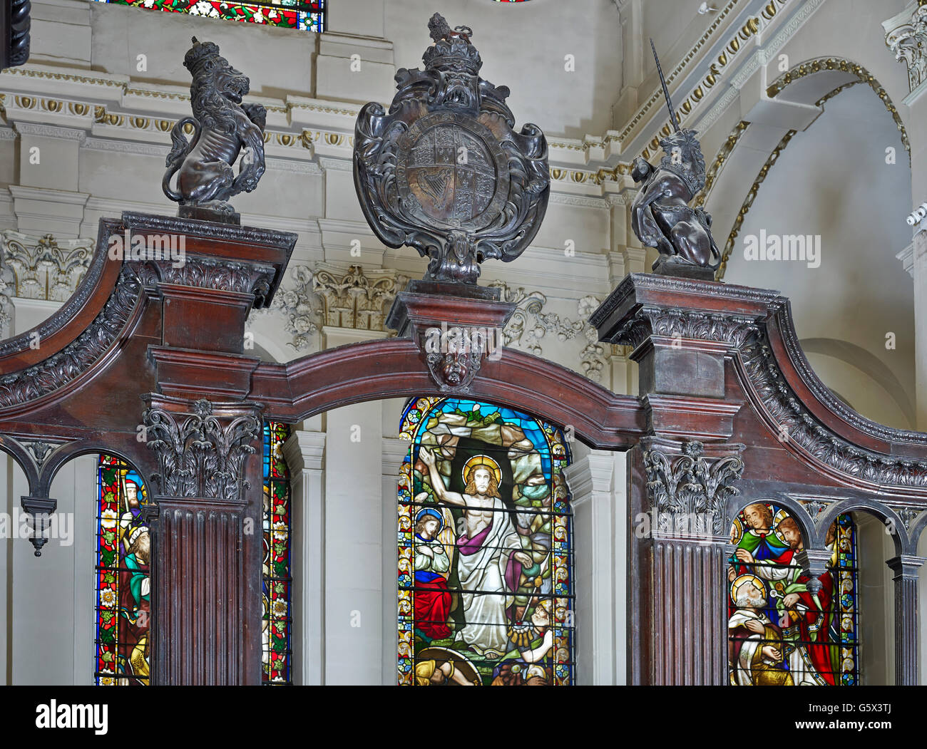 St Peter Cornhill, church in the City of London; screen detail of lion and unicorn and the Stuart royal Coat of Arms Stock Photo