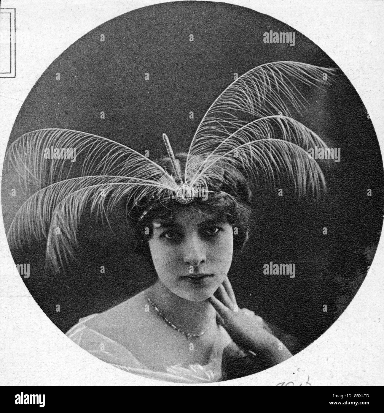 fashion, 1910s, diadem made of strass with egret, 1913, Additional-Rights-Clearences-Not Available Stock Photo