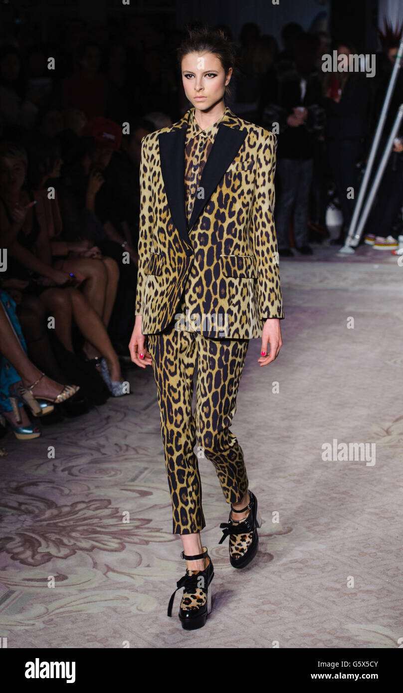 Moschino fashion show hi-res stock photography and images - Alamy